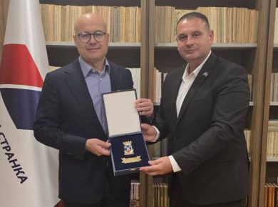 Predsjednik Pokreta za Bijelinu Milenko Mitrović uručuje grb Grada Bijeljine predsjedniku SNS Milošu Vučeviću