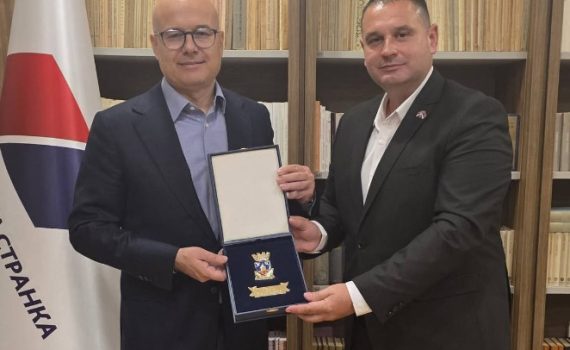 Predsjednik Pokreta za Bijelinu Milenko Mitrović uručuje grb Grada Bijeljine predsjedniku SNS Milošu Vučeviću