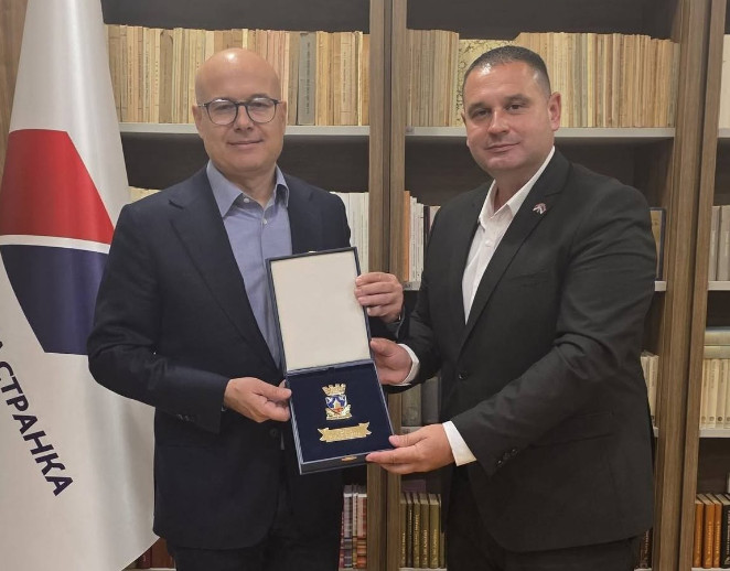Predsjednik Pokreta za Bijelinu Milenko Mitrović uručuje grb Grada Bijeljine predsjedniku SNS Milošu Vučeviću